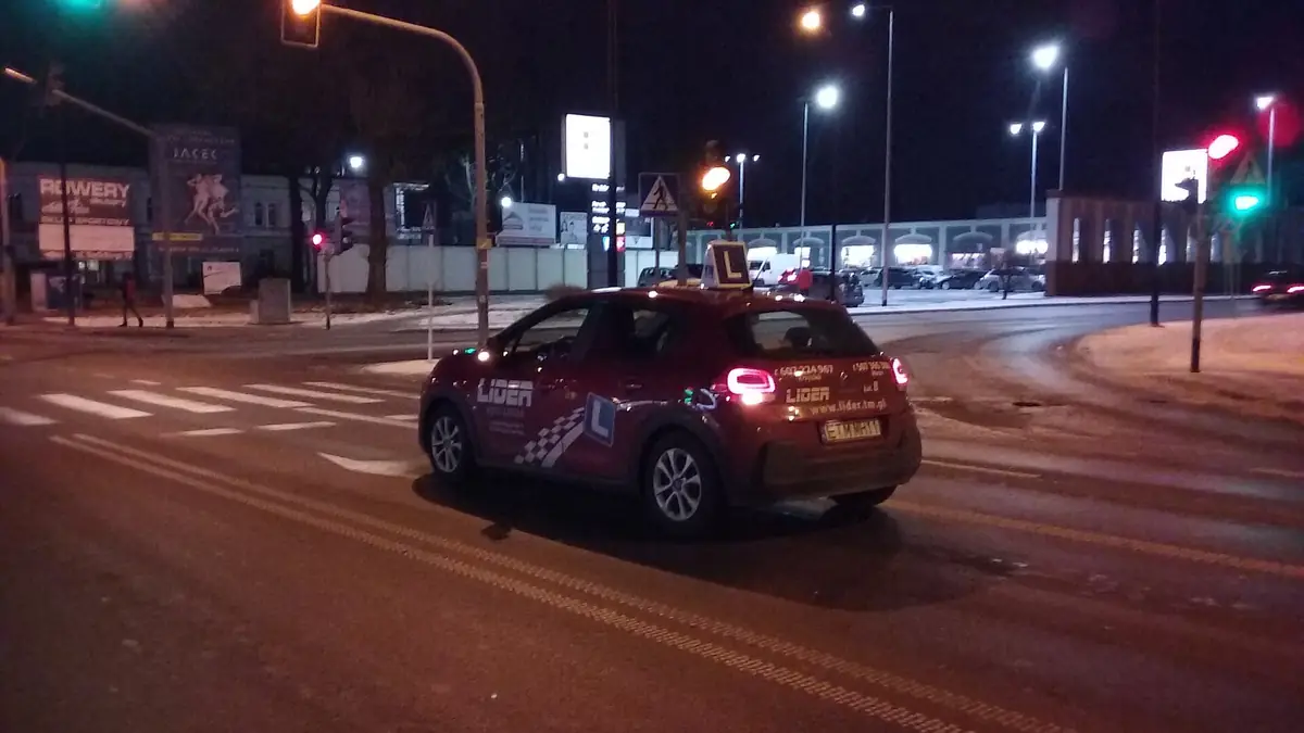 הסטנדרט שלנו לבטיחות רקדניות: למה כל מופע מתחיל בנהג